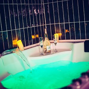 Love Room Du Mont D'Or - Baignoire Spa - Minibar Offert